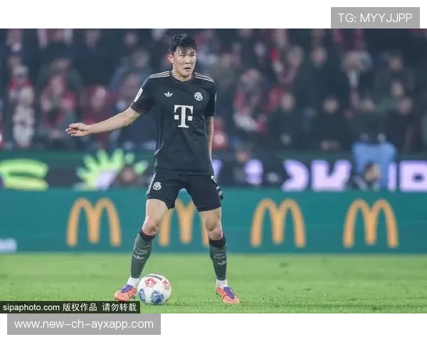 拜仁远射破网，莱万命中世界波